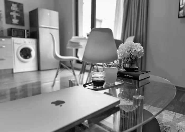 Centre Apt. With Parking For 4 Guests