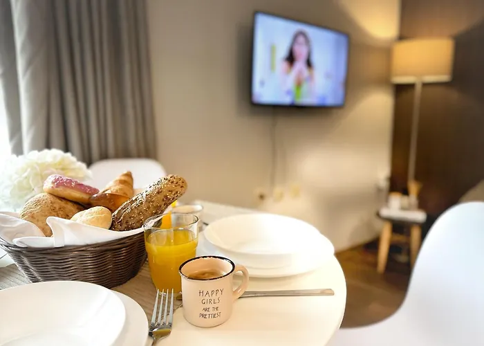 Centre Apt. With Parking For 4 Guests 公寓 *